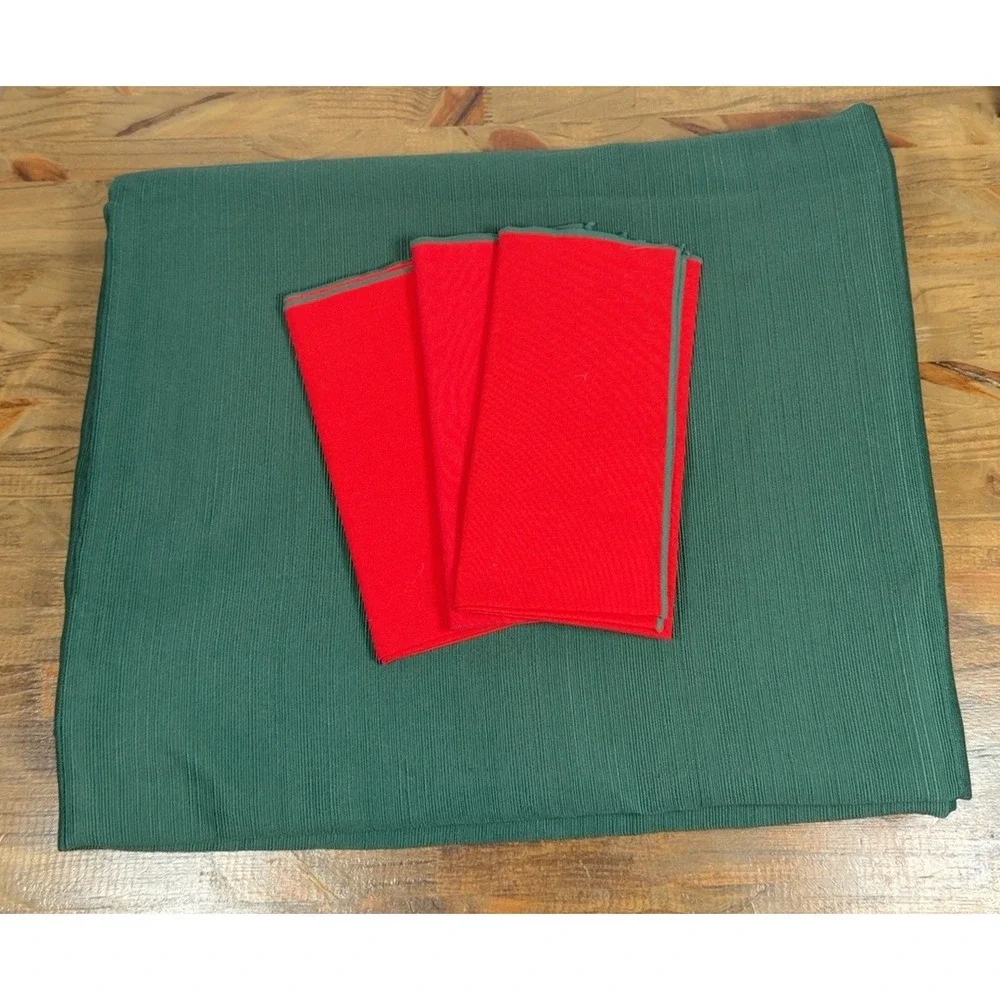 Large Christmas Tablecloth 118x88 Green Ribbed with 3 Red Napkins Holiday